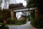 6. Juni 1987. 86 607. Zwickau. Pöhlau. Sachsen / Bevor die Strecke bergwärts in einem tiefen Einschnitt verschwindet, wird auf einer Brücke die Pöhlauer Straße überquert.