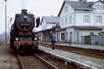 1. November 1987. 50 3145. Zwönitz. . Sachsen / Der Bahnhof Zwönitz besaß ein ansehnliches Empfangsgebäude, war er doch einmal Kreuzungspunkt der Strecken Karl-Marx-Stadt - Aue und Stollberg - Scheibenberg gewesen.