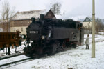 13. Februar 1988. 99 1734. Dippoldiswalde. Obercarsdorf. Sachsen / Zugkreuzung mit einem talwärts fahrendem Güterzug im Bahnhof Obercarsdorf.