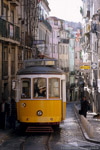 Mai 2005. carris 547. Lissabon. Socorro. Lissabon / Die Linie 12 schlängelt sich durch die engen Straßen östlich des Stadtzentrums.