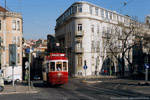 Mai 2005. Lissabon. Santa Catarina. Lissabon / Neben den regulären Wagen sind auch modernisierte Triebwagen im Touristenverkehr unterwegs, deren Äußeres dem ursprünglichen historischen Aussehen angeglichen wurde. Wie schon das vorhergehende Bild entstand dieses ebenfalls an der Kreuzung Calcada da Estrela und R. Correia Garcao.