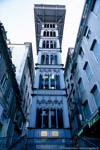 Mai 2005. Elevador de Santa Justa. Lissabon. São Nicolau. Lissabon / Neben den Standseilbahnen und Rolltreppen, dient auch ein Aufzug, der Elevador de Santa Justa, zur Überwindung der großen Höhenunterschiede in der Stadt.