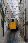 Mai 2005. Ascensor do Lavra. Lissabon. São José. Lissabon / Ein Wagen des Ascensor do Lavra kurz vor der Talstation.