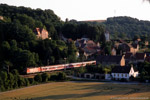 11. Juli 2005. BR 143. Bad Kösen. Taugwitz. Sachsen-Anhalt / Von oberhalb der Straßenbrücke über die Saale hat man diesen schönen Blick auf Saaleck. Auf der Strecke, die den Ort durchschneidet, ist gerade eine Regionalbahn von Eisenach nach Halle unterwegs.