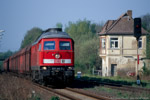 5. Mai 2006. 232 240. Elsteraue. Reuden. Sachsen-Anhalt / 232 240 mit einem Leerkohlezug nach Profen passiert das Stellwerk B1 im Bahnhof Reuden.