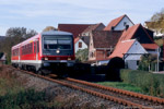 16. November 2006. 628 596. Nebra (Unstrut). Wangen. Sachsen-Anhalt / 628 596 durchfährt den Ort Wangen in Richtung Nebra.
