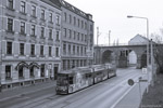 24. Dezember 2006. SVZ 907. Zwickau. . Sachsen / Triebwagen 907 auf der Werdauer Straße in Zwickau. Über das Viadukt im Hintergrund führt die DW-Strecke (Dresden - Werdau).