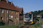 2. Mai 2007. 672 901. Reinsdorf. Wohlmirstedt. Sachsen-Anhalt / Kurz vor Erreichen des Bahnhofs Vitzenburg passiert 672 901 diese Häuserzeile.
