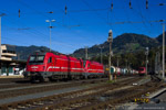 19. Oktober 2014. SŽ 541-008. ÖBB 1116 176. Schwarzach im Pongau. . Salzburg / Ein Güterzug, bespannt mit zwei Lokomotiven der SŽ Baureihe 541, wartet in ''Schwarzach / St.Veit'' auf die Weiterfahrt nach Süden über die Tauernbahn.