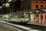 Bild des Monats Februar 2003 . .  / Am 15. Dezember 2002 hat die SBE (Sächsisch-Böhmische Eisenbahngesellschaft) den Nahverkehr zwischen Zittau - Großschönau - Eibau übernommen. Zum Einsatz kommen dabei ausschließlich Fahrzeuge der Baureihe VT98. Am 19. Dezember 2002 wartet der VT 57 der Hochwaldbahn im Bahnhof Zittau auf die Abfahrt in Richtung Eibau.