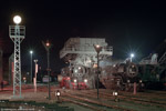 Bild des Monats September 2003 . .  / Anläßlich des 13. Heizhausfest im Sächsischen Eisenbahnmuseum Hilbersdorf fand am Abend des 22. August 2003 eine Nachtfotoveranstaltung statt. Dabei konnten unter anderem 50 3648 und 50 3628 unter der Hochbunkeranlage abgelichtet werden.